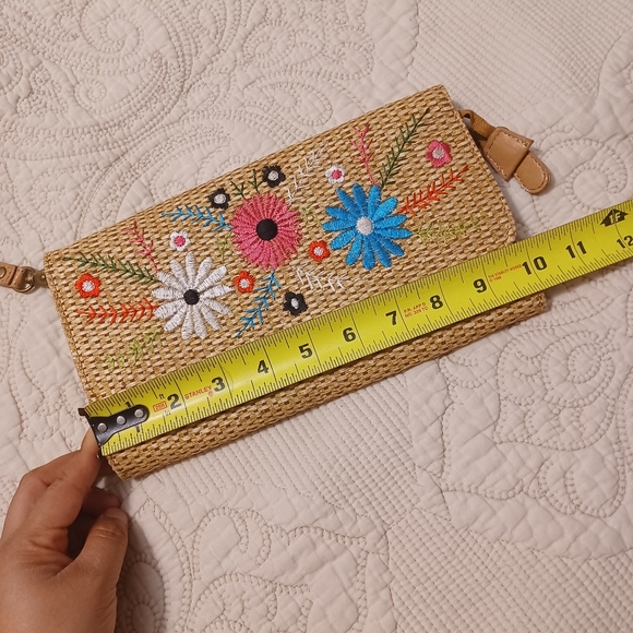 Aldo ratton style with embroidery clutch or wristlet - Picture 10 of 11